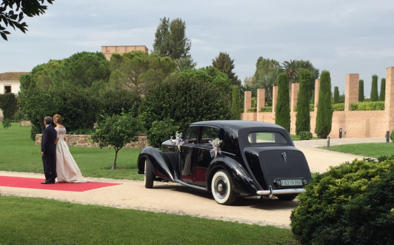 Tradiciones y costumbres de los coches antiguos en las bodas